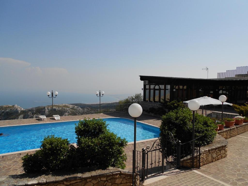 Hotel Santangelo Monte SantʼAngelo Екстериор снимка