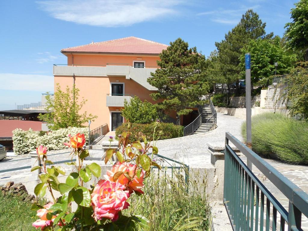 Hotel Santangelo Monte SantʼAngelo Екстериор снимка