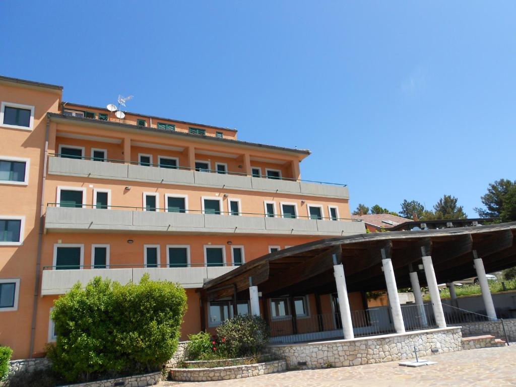 Hotel Santangelo Monte SantʼAngelo Екстериор снимка