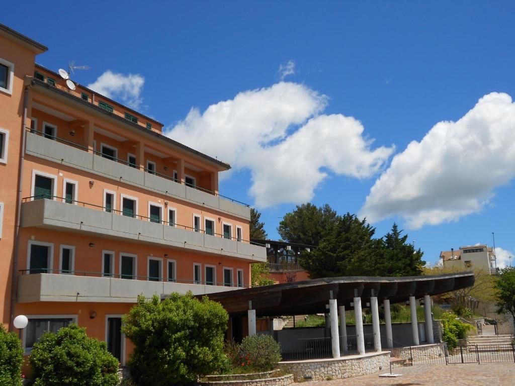 Hotel Santangelo Monte SantʼAngelo Екстериор снимка